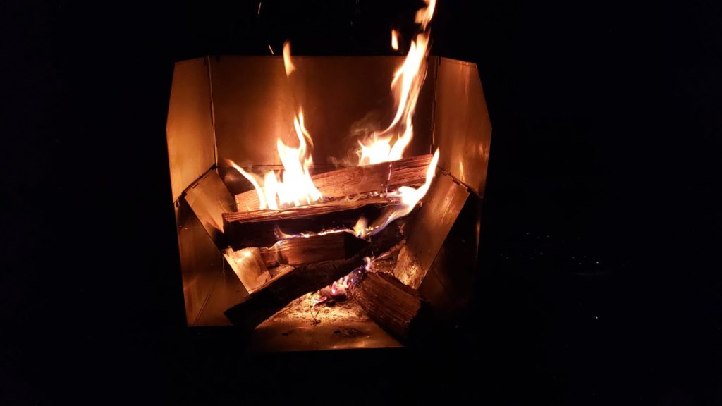 焚火調理が楽しくなる テンマクデザイン焚火台「とん火」